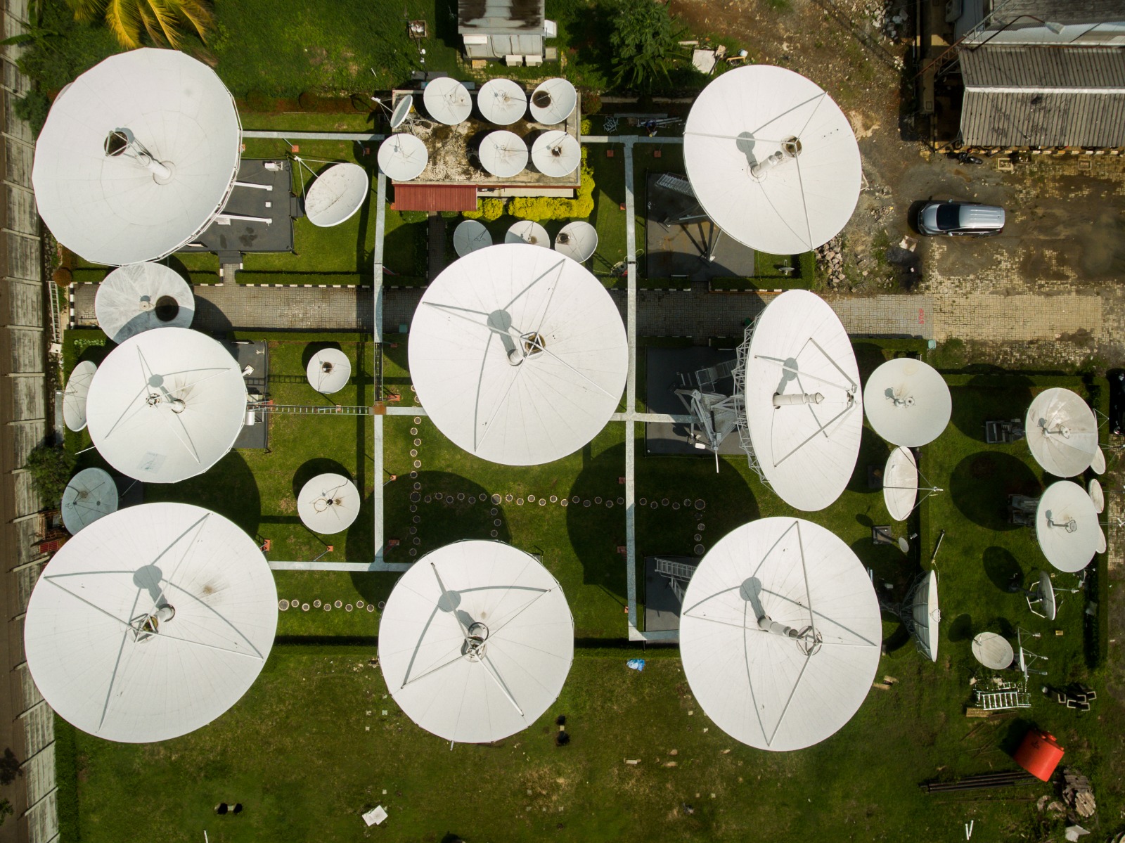 Satelit Indonesia dan Jalan Panjang Menjaga Kedaulatan Informasi Nasional Satelit Indonesia dan Jalan Panjang Menjaga Kedaulatan Informasi Nasional